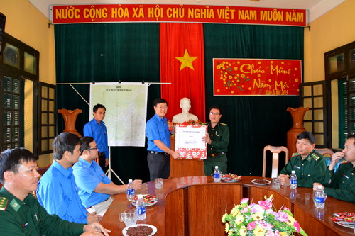 Đồng chí Lê Quốc Phong trao quà cho đồn biên phòng 719 xã Ia Chía huyện IaGrai